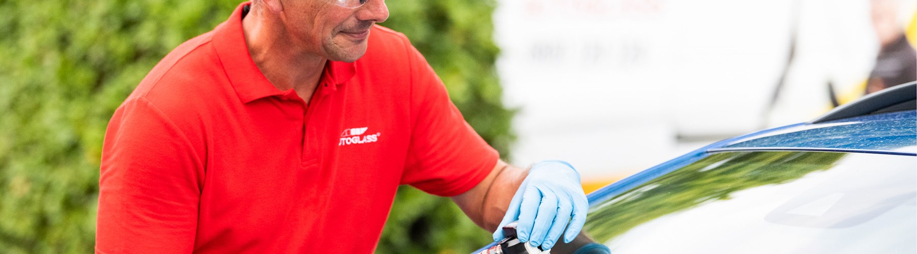 Autoglass mechanic repairs windscreen chip