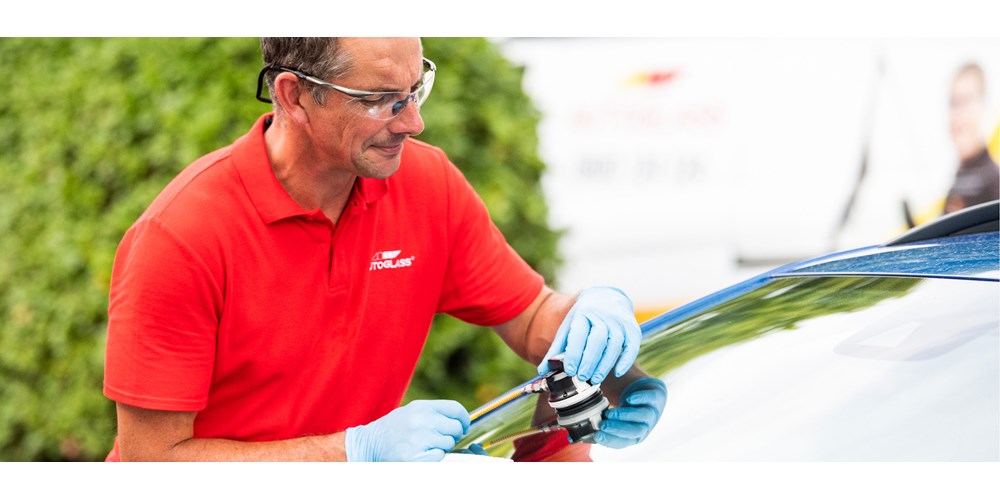 Autoglass mechanic repairs windscreen chip