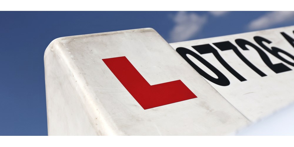 L driving instructor box on car roof 