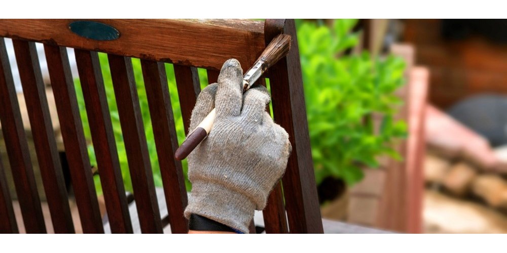 Painting garden bench with brown paint